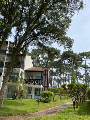 Jardin de l'établissement Appartement du Golf Les Bastides piscine et océan