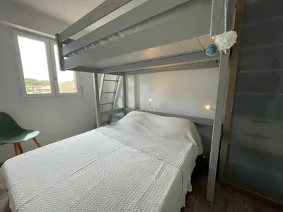 Un ou plusieurs lits dans un hébergement de l'établissement Appartement T2 à 60m de la plage avec balcon et parking privé à Capbreton - FR-1-413-178