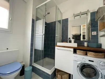 Salle de bains dans l'établissement Appartement T2 à 60m de la plage avec balcon et parking privé à Capbreton - FR-1-413-178