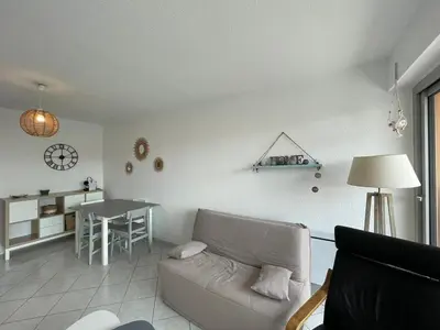 Coin salon dans l'établissement Appartement T2 à 60m de la plage avec balcon et parking privé à Capbreton - FR-1-413-178