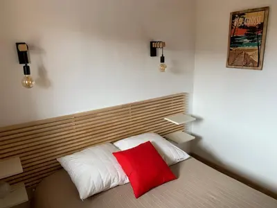 Un ou plusieurs lits dans un hébergement de l'établissement Maison 2 chambres à Biscarrosse Plage, à deux pas de la mer, avec terrasse, parking et ménage inclus - FR-1-319-438