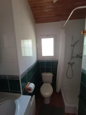 Salle de bains dans l'établissement Maison dans le centre de messanges