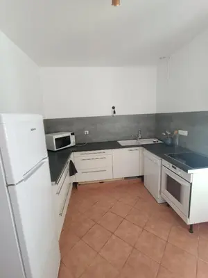 Cuisine ou kitchenette dans l'établissement Maison dans le centre de messanges
