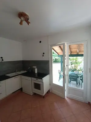 Cuisine ou kitchenette dans l'établissement Maison dans le centre de messanges