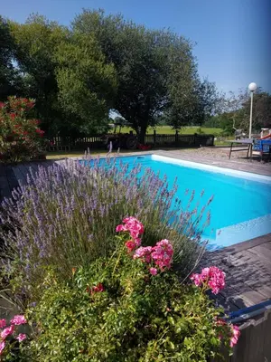 Piscine de l'établissement Gîte Izabeau ou située à proximité