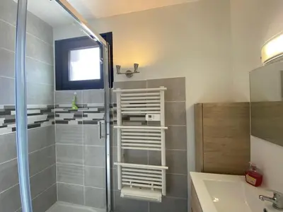 Salle de bains dans l'établissement Appartement T2 avec véranda, sur le port de Capbreton, proche commodités, pouvant accueillir 4 pers. - FR-1-413-177