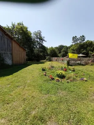 Jardin de l'établissement les chambres du pont des chèvres