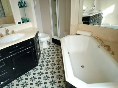 Salle de bains dans l'établissement Villa Eva des landes