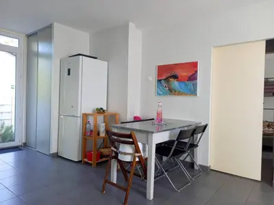 Cuisine ou kitchenette dans l'établissement CAPBRETON -Appartement rez de jardin quartier proche centre et plages 5 pers