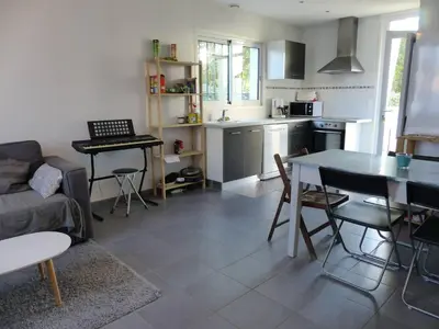 Cuisine ou kitchenette dans l'établissement CAPBRETON -Appartement rez de jardin quartier proche centre et plages 5 pers
