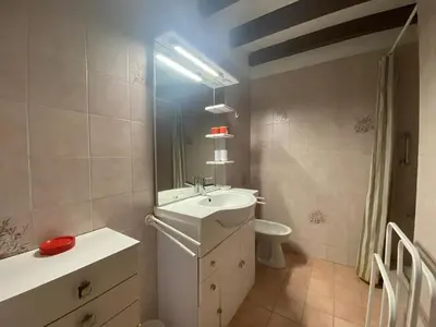 Salle de bains dans l'établissement Maison cosy 5 pers proche plage avec jardin, animaux admis - FR-1-413-120