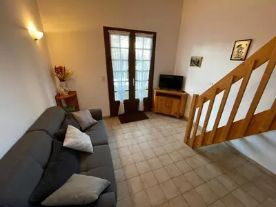 Coin salon dans l'établissement Maison cosy 5 pers proche plage avec jardin, animaux admis - FR-1-413-120