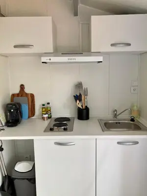 Cuisine ou kitchenette dans l'établissement Charmant chalet avec une grande terrasse au Pyla