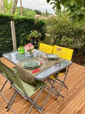 Jardin de l'établissement Charmant chalet avec une grande terrasse au Pyla