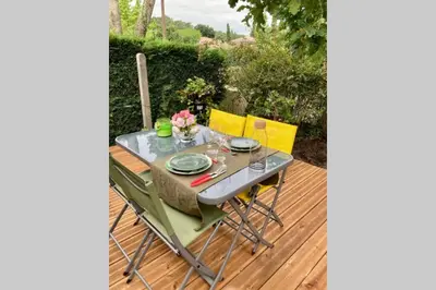 Jardin de l'établissement Charmant chalet avec une grande terrasse au Pyla