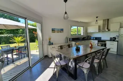 Cuisine ou kitchenette dans l'établissement Jolie Villa récente, au calme, proche forêt Biscarrosse, réservation du samedi au samedi