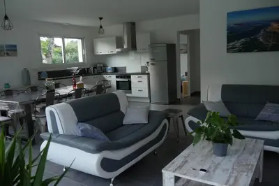 Cuisine ou kitchenette dans l'établissement Jolie Villa récente, au calme, proche forêt Biscarrosse, réservation du samedi au samedi