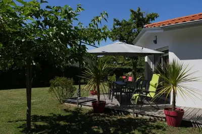 Jardin de l'établissement Jolie Villa récente, au calme, proche forêt Biscarrosse, réservation du samedi au samedi