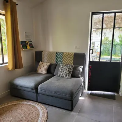 Coin salon dans l'établissement L'annexe des Cigales, à l'ombre des chênes lièges