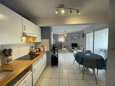 Cuisine ou kitchenette dans l'établissement Appartement T3 à 50m de l'océan pour 4 personnes - FR-1-379-135