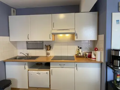Cuisine ou kitchenette dans l'établissement Appartement T3 à 50m de l'océan pour 4 personnes - FR-1-379-135