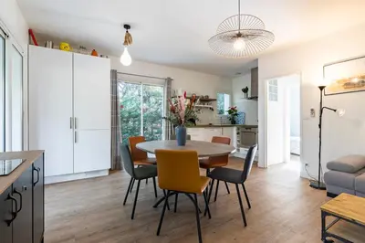 Cuisine ou kitchenette dans l'établissement Landaise le lagunak avec piscine chauffée à 900 M de la plage