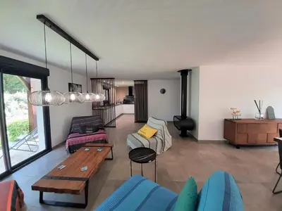 Coin salon dans l'établissement Villa élégante, jardin bucolique, proche golf & plages, 4 étoiles - FR-1-239-698