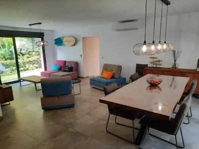 Coin salon dans l'établissement Villa élégante, jardin bucolique, proche golf & plages, 4 étoiles - FR-1-239-698