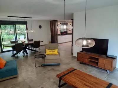 Coin salon dans l'établissement Villa élégante, jardin bucolique, proche golf & plages, 4 étoiles - FR-1-239-698