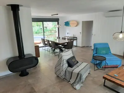 Coin salon dans l'établissement Villa élégante, jardin bucolique, proche golf & plages, 4 étoiles - FR-1-239-698
