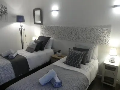 Un ou plusieurs lits dans un hébergement de l'établissement Toki Eder chez Marisol, piscine chauffée, décoration soignée et océan à 15 minutes entre Bayonne et Hossegor