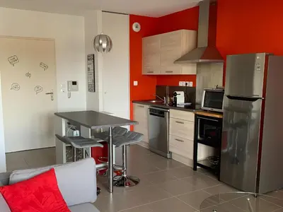 Cuisine ou kitchenette dans l'établissement Appartement Moderne Centre-Ville Biscarrosse - Plage à Proximité - 4 Pers - WiFi et Parking Inclus - FR-1-319-443