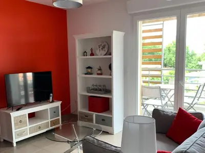 Télévision ou salle de divertissement dans l'établissement Appartement Moderne Centre-Ville Biscarrosse - Plage à Proximité - 4 Pers - WiFi et Parking Inclus - FR-1-319-443
