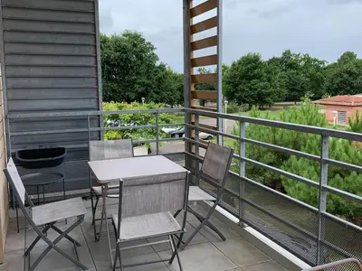 Balcon ou terrasse dans l'établissement Appartement Moderne Centre-Ville Biscarrosse - Plage à Proximité - 4 Pers - WiFi et Parking Inclus - FR-1-319-443