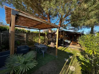 Jardin de l'établissement La cabane de Carol au coeur du bassin d'Arcachon