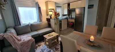 Cuisine ou kitchenette dans l'établissement Mobilhome 2 ch,1 salon 40m2 de Charme dans camping ***