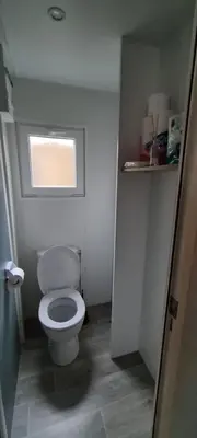 Salle de bains dans l'établissement Mobilhome 2 ch,1 salon 40m2 de Charme dans camping ***