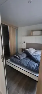 Un ou plusieurs lits dans un hébergement de l'établissement Mobilhome 2 ch,1 salon 40m2 de Charme dans camping ***
