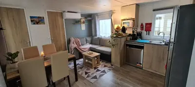 Cuisine ou kitchenette dans l'établissement Mobilhome 2 ch,1 salon 40m2 de Charme dans camping ***