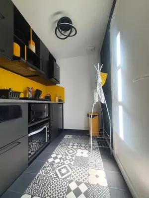 Cuisine ou kitchenette dans l'établissement Tropical