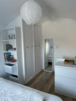 Un ou plusieurs lits dans un hébergement de l'établissement Maison à 300m de la plage, quartier calme