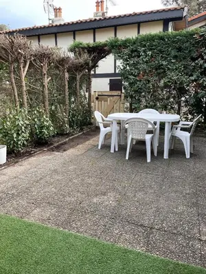Jardin de l'établissement Maison à 300m de la plage, quartier calme