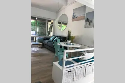 Cuisine ou kitchenette dans l'établissement Maison à 300m de la plage, quartier calme