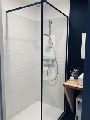Salle de bains dans l'établissement Les Halles 2 - Central - Lumineux - Spacieux - Fibre