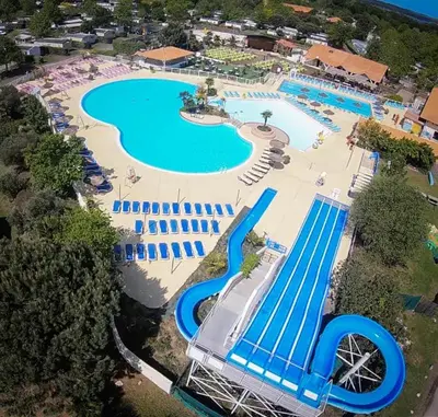 Piscine de l'établissement Mobil-home 4chambres-10 couchages - Parking gratuit ou située à proximité