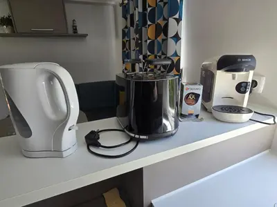 Plateau bouilloire dans l'établissement Mobil-home 4chambres-10 couchages - Parking gratuit