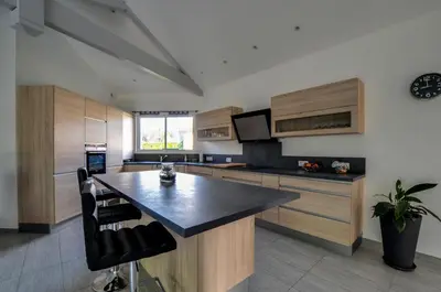 Cuisine ou kitchenette dans l'établissement BISCADODO, joignable au zéro6trente53cinquante60