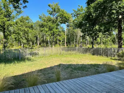 Jardin de l'établissement Chalet au calme dans la pinède