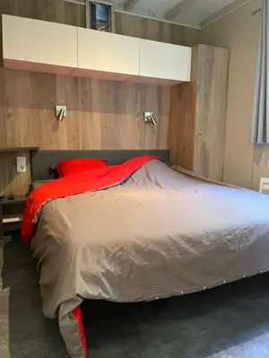 Un ou plusieurs lits dans un hébergement de l'établissement Chalet au calme dans la pinède