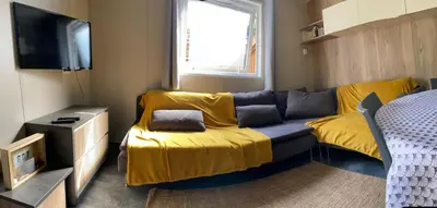 Télévision ou salle de divertissement dans l'établissement Chalet au calme dans la pinède